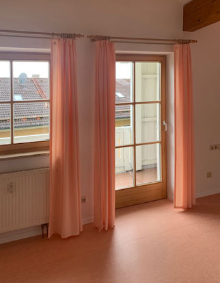 Blick Richtung Fenster und Balkontür in einer leeren Wohnung des betreuten Wohnens in Amerang