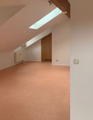 leere Wohnung mit Dachschräge