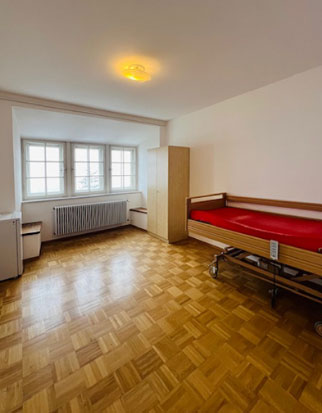 Blick in ein Zimmer mit Einrichtung