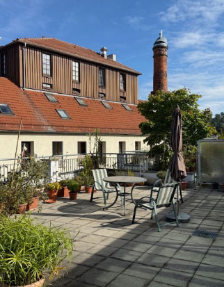 Blick auf die Dachterasse und das Nebengebäude des betreuten Wohnens in Wasserburg