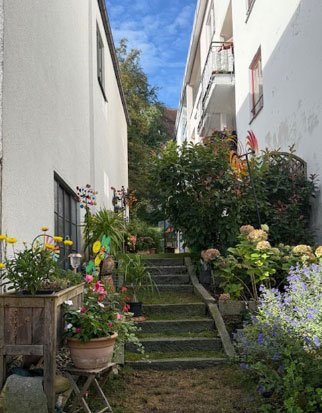 Treppe mit Blumen zwischen den Häusern des betreuten Wohnens in Wasserburg