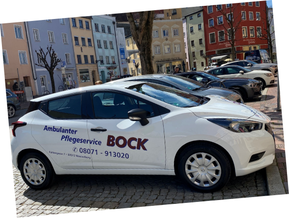 Auto mit Pflegeservice Bock beschriftung in der Altstadt von Wasserburg