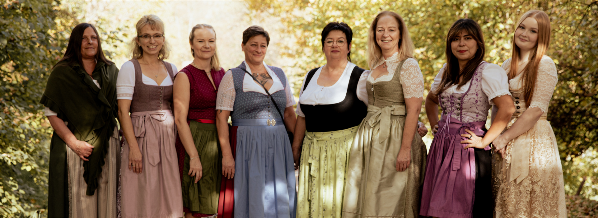 Teamfoto - die Mitglieder des Qualitätsteams in Dirndln