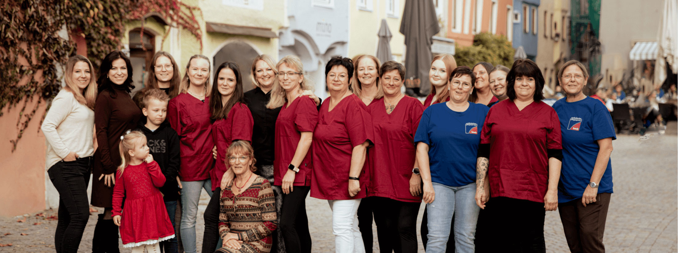 Das Team des Pflegeservice Bock in ihrer Arbeitskleidung