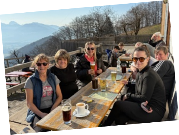Team bei der Brotzeit auf der Alm
