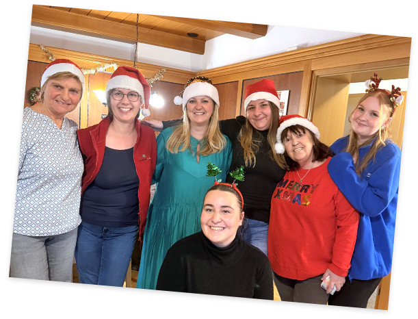 Team mit Weihnachtsmützen