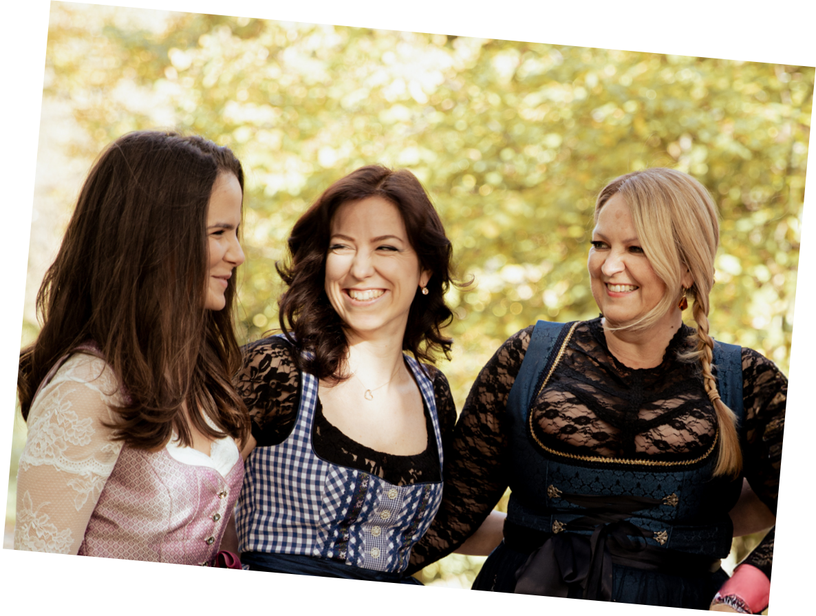 xx Viola Mitter und Mirjam Bock stehen nebeneinander und lachen zusammen