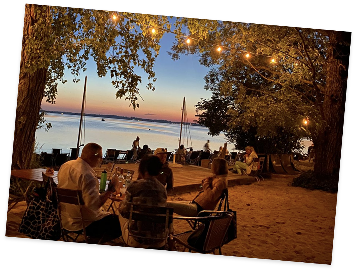 gemütliches Beisammensitzen bei Sonnenuntergang am See